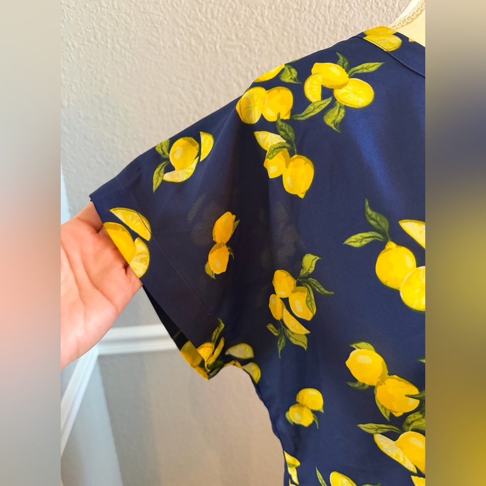 Banana Republic Lemon Print Perfect Tee Size M Navy Short Sleeve Flowy Office - Picture 2 of 9